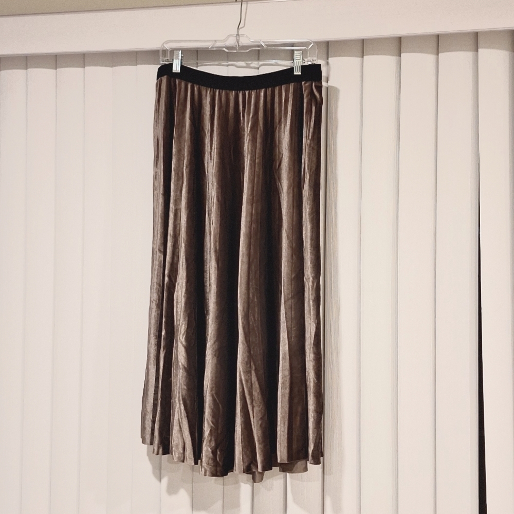 Velvet pleated skirt